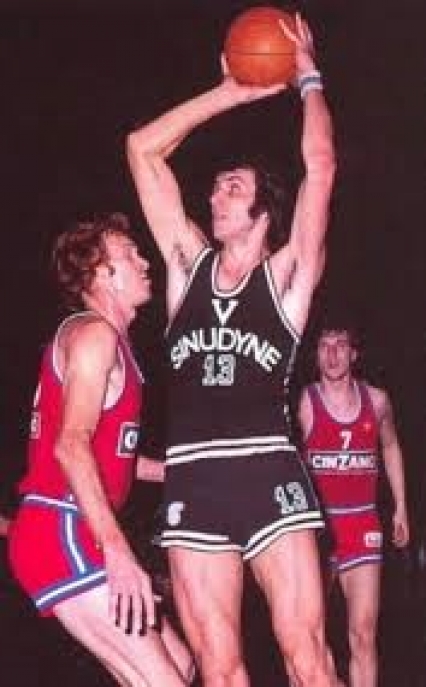 Serafini contrastato da Red Robbins